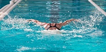 Svømmer i pool og link til siden Frivillig folkeoplysende foreninger