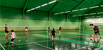 Badmintonspillere i hal og link til siden Find forening